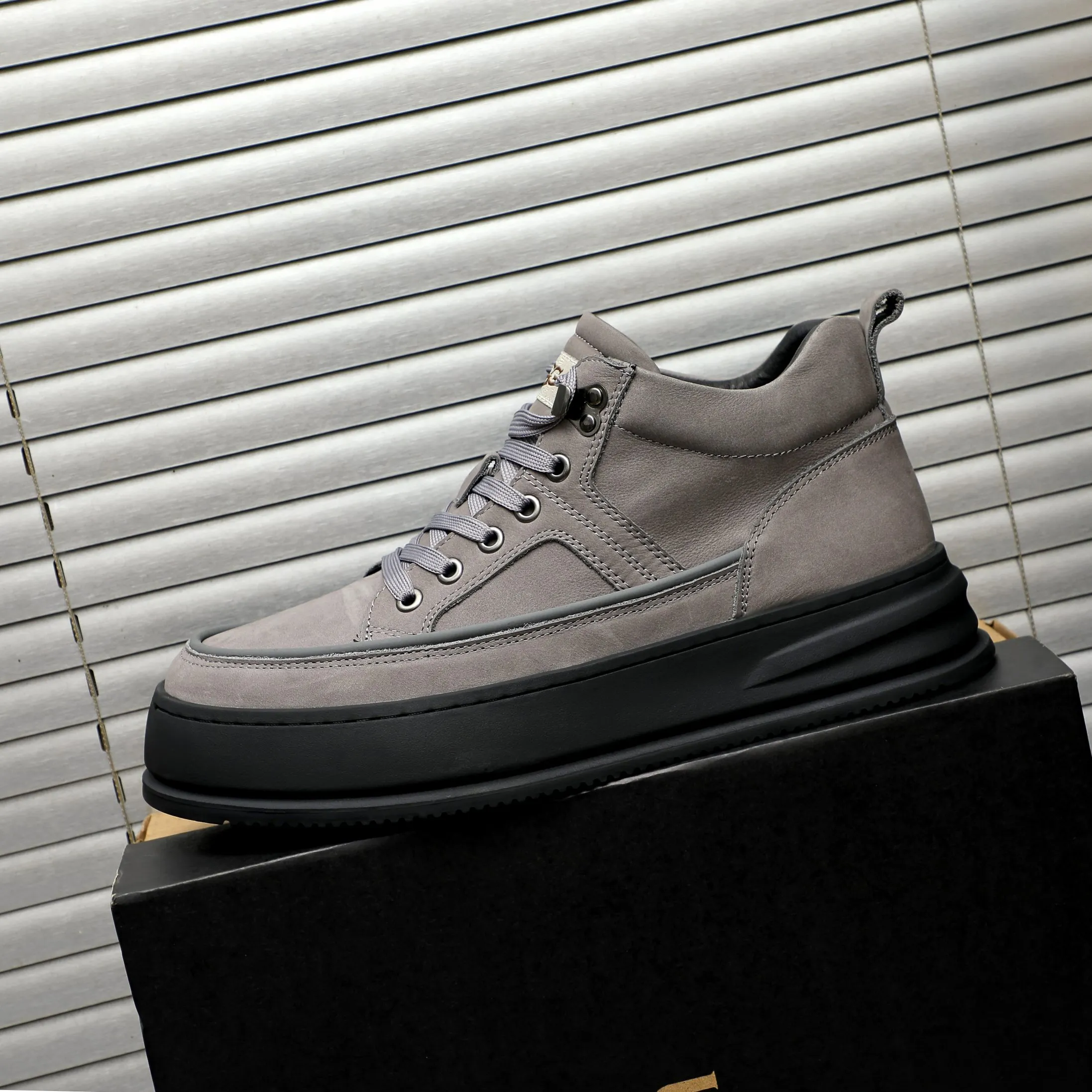 P620 Product trademark: "UGG" Gaobang men's shoes Regular size: 39-44 Product materials: Selected suede cowhide upper, wool lining, original outsole